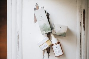 Huile visage : bienfaits, utilisation et conseils pour une peau éclatante face oil dropper bottle skincare glow natural beauty flatlay