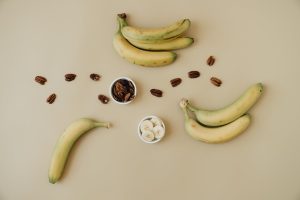 La banane dans vos soins beauté maison : bienfaits, masques et recettes naturelles banana natural beauty skincare ingredients flat lay landscape