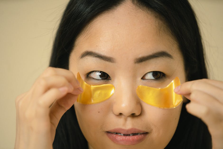 La banane dans vos soins beauté maison : bienfaits, masques et recettes naturelles close up banana peel applied under eyes woman relaxing
