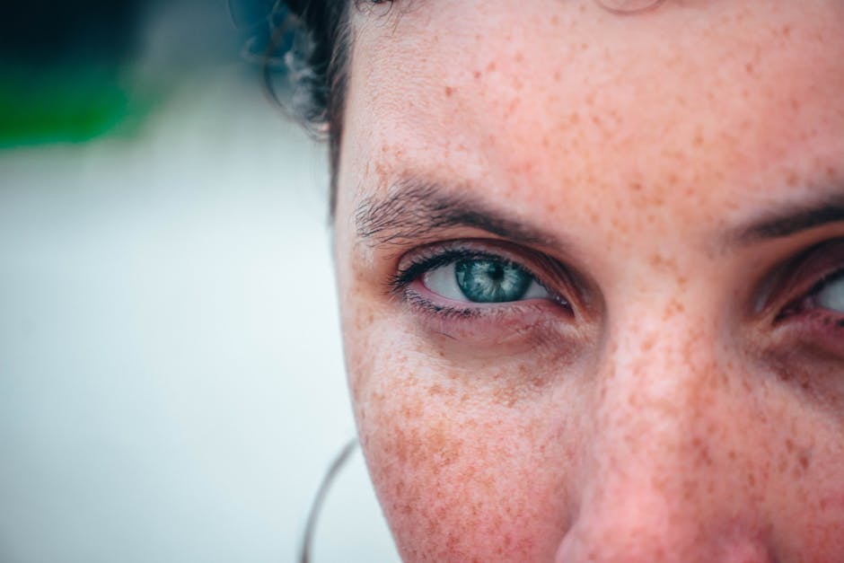 Caféine et contour des yeux : l'actif drainant qui aide à réduire poches et cernes close up eye area skin texture delicate periorbital zone