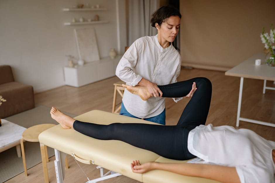Cellulite et cosmétologie : comprendre la peau d'orange pour mieux la prendre en charge woman massaging thighs cellulite massage technique natural