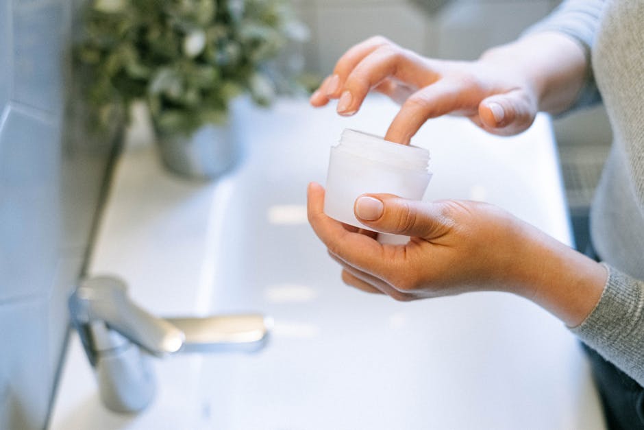 Cellulite et cosmétologie : comprendre la peau d'orange pour mieux la prendre en charge bathroom routine body care cream massage morning light