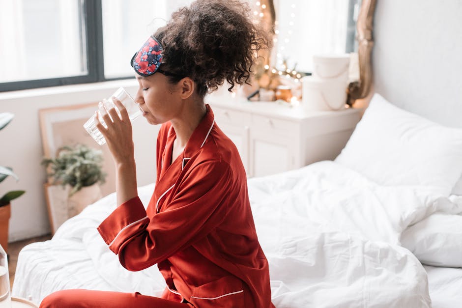 Cure détox au raisin : bienfaits pour la santé et la peau en automne woman drinking glass of water morning light skin glow
