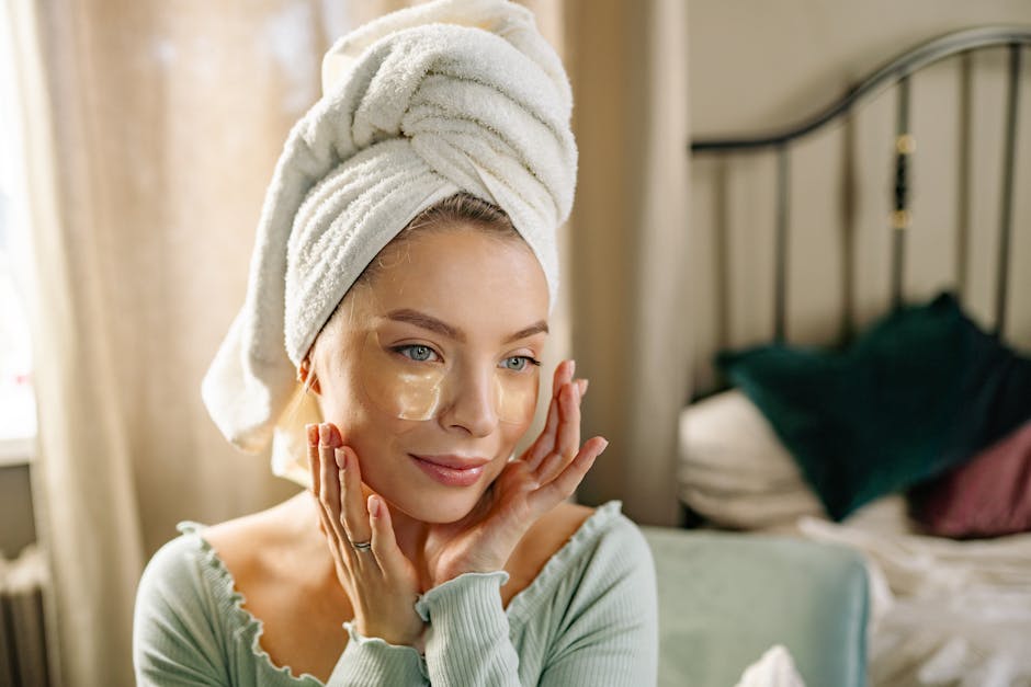 Digitopression contour des yeux : le rituel anti-âge à faire chaque matin woman gently touching eye contour skin morning skincare routine