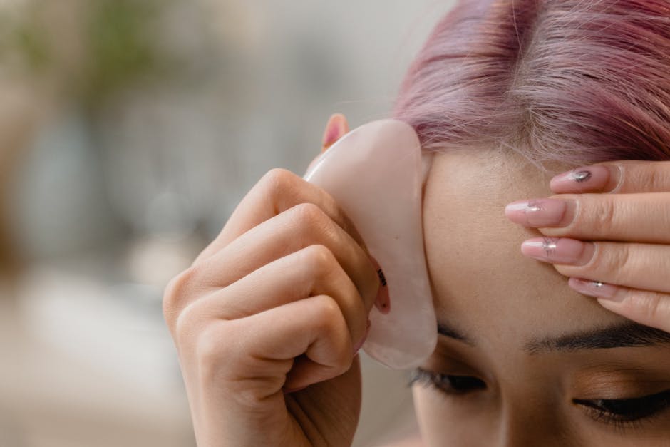 Digitopression contour des yeux : le rituel anti-âge à faire chaque matin acupressure face massage fingertips eye zone close up