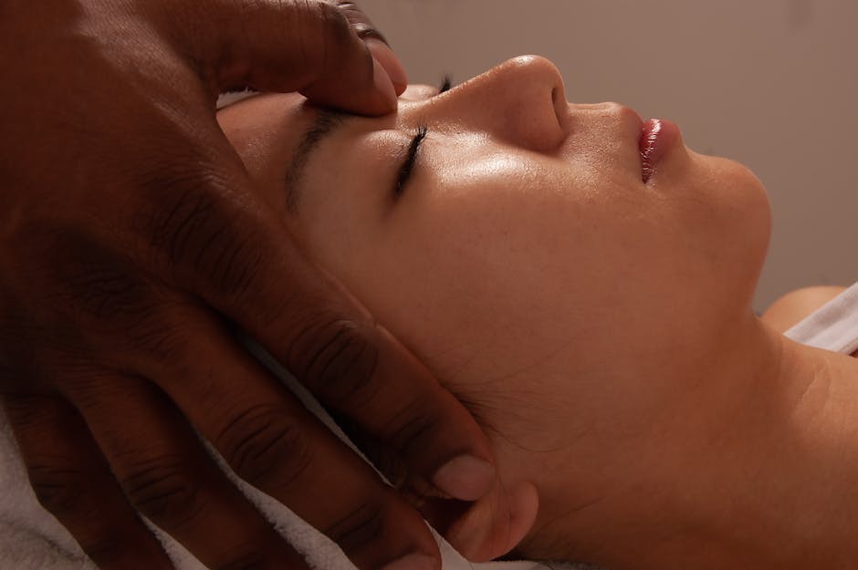 Digitopuncture visage : la technique ancestrale qui aide à atténuer les rides woman facial acupressure massage fingertips spa calm