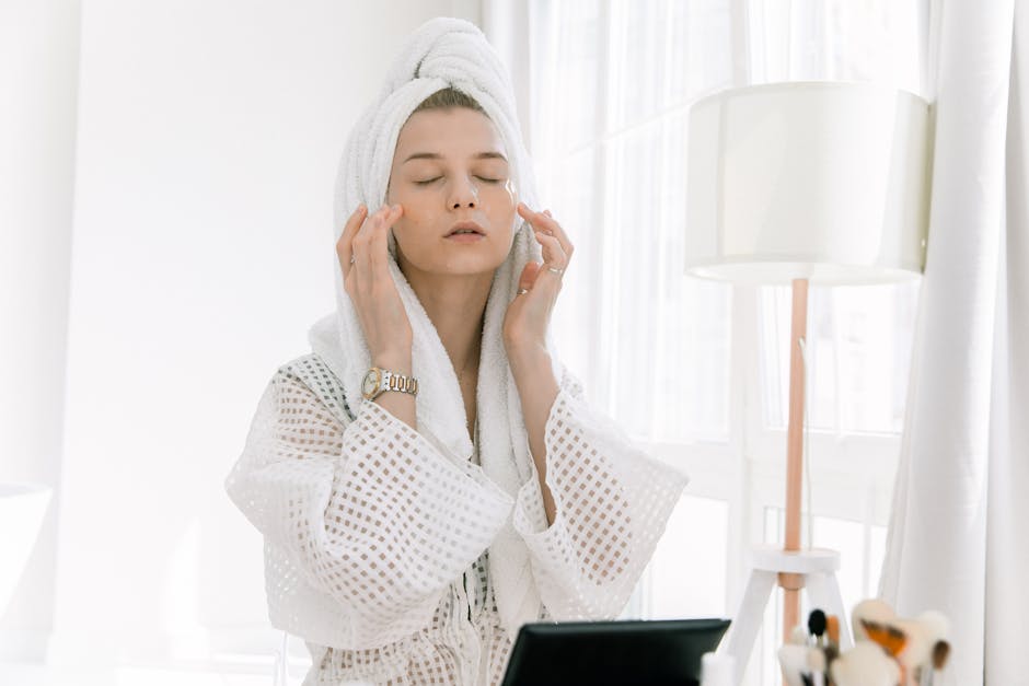 Digitopuncture visage : la technique ancestrale qui aide à atténuer les rides woman mirror morning skincare routine facial massage natural light