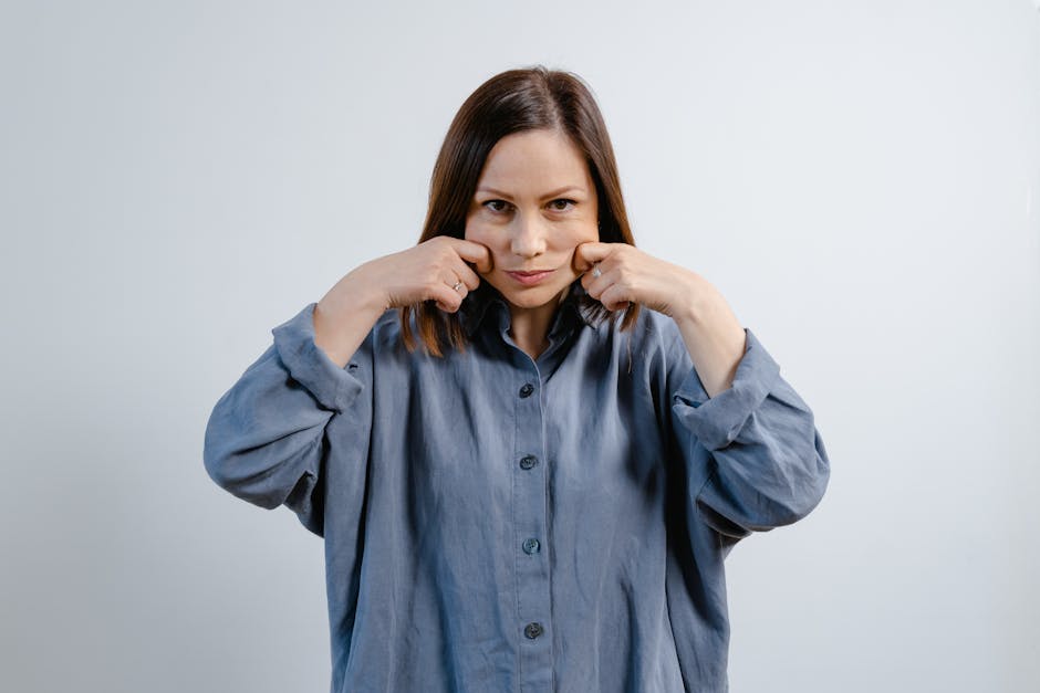 Comment bien appliquer son soin anti-âge : les gestes essentiels au quotidien woman pinching skin cheekbone facial toning technique beauty routine