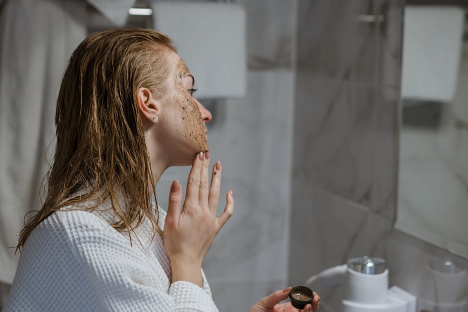 Rituel beauté d'hiver : 3 gestes essentiels pour une peau douce et confortable gentle exfoliation scrub face skin care bathroom