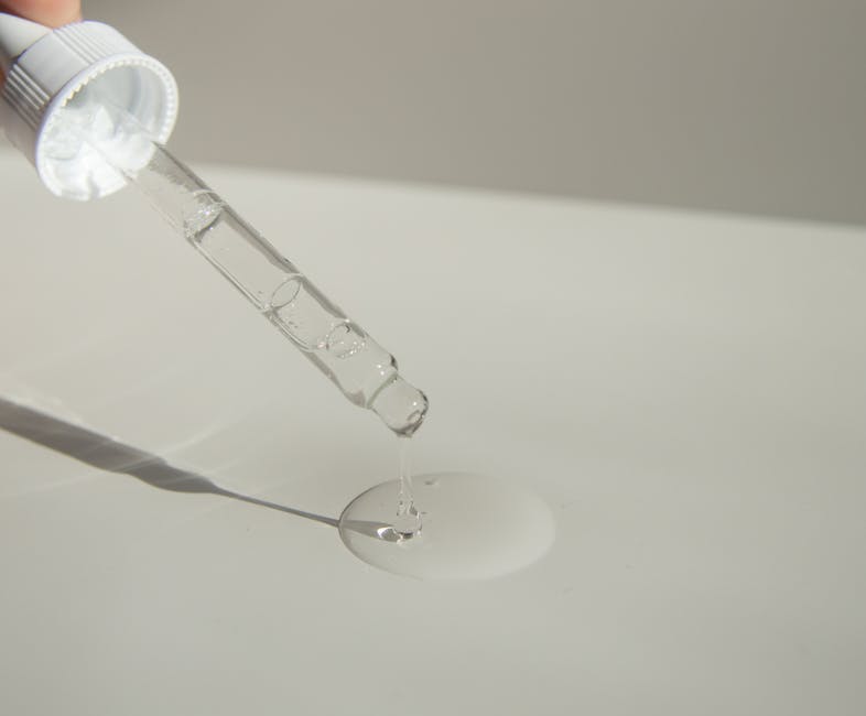 La glycérine en cosmétique : bienfaits, utilisations et conseils pour une peau hydratée glycerin drop skincare close up laboratory