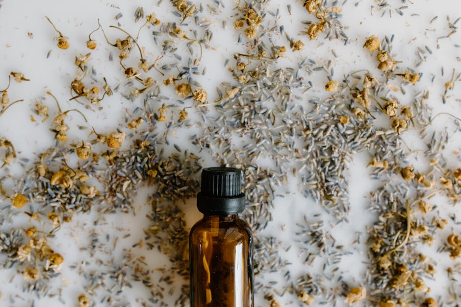 Lavande et peau : bienfaits, utilisations et précautions à connaître lavender essential oil bottle dried flowers wooden surface