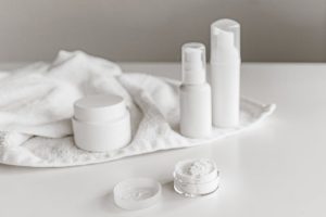 La lotion tonique : rôle, composition et utilisation dans votre routine beauté skincare toner lotion bottle cotton pad bathroom counter landscape