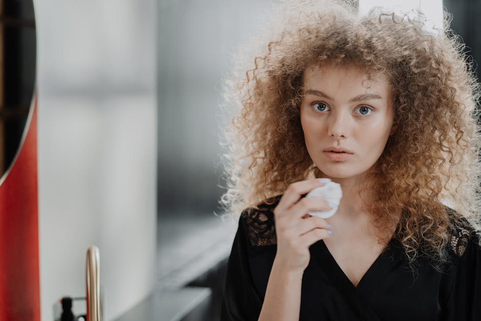 La lotion tonique : rôle, composition et utilisation dans votre routine beauté woman applying toner cotton pad face skincare morning routine