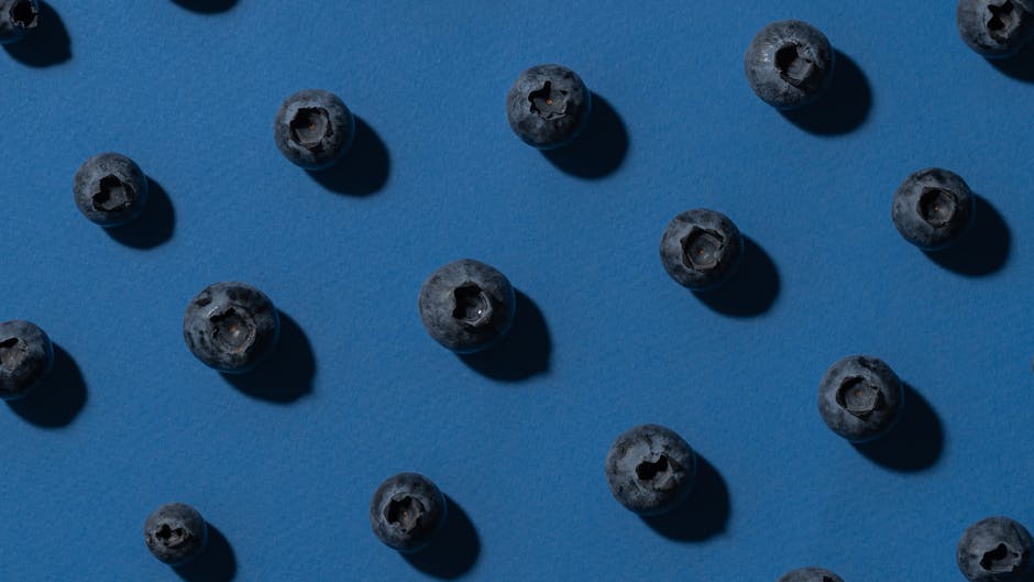 La myrtille et la peau : bienfaits, actifs et utilisations en cosmétique fresh blueberries on white background skincare concept
