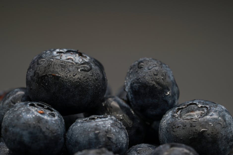 La myrtille et la peau : bienfaits, actifs et utilisations en cosmétique hydrated glowing skin close-up blueberry extract