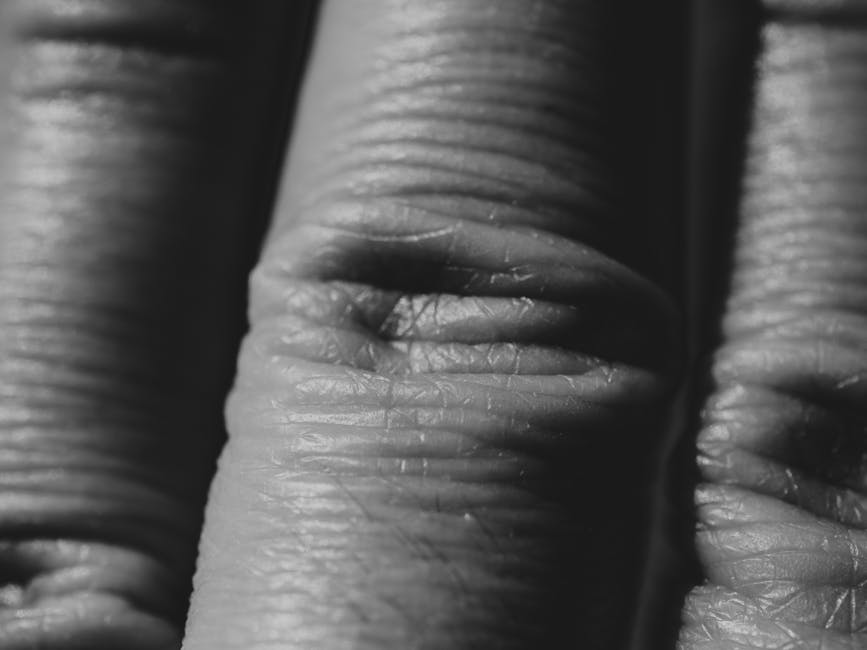 Photothérapie anti-âge : comment la lumière LED aide à atténuer les rides close-up of skin with fine lines before and after light therapy