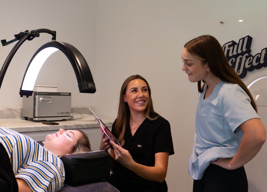 Photothérapie anti-âge : comment la lumière LED aide à atténuer les rides dermatologist using LED panel device on patient skin