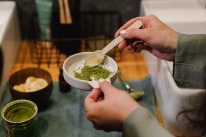 Spiruline : bienfaits anti-âge, détox et énergie pour la peau et l'organisme spirulina powder skincare beauty anti-aging natural ingredient landscape