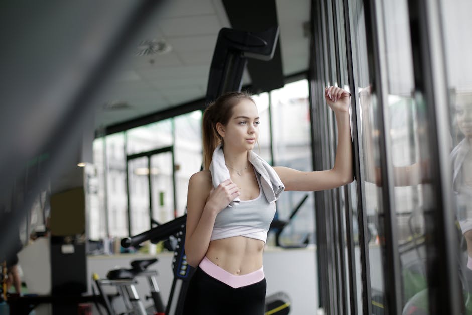 Spiruline : bienfaits anti-âge, détox et énergie pour la peau et l'organisme athletic woman taking supplement capsule post workout gym natural