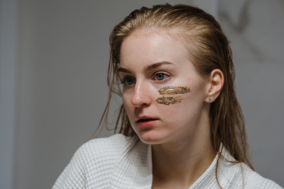 Spiruline : bienfaits anti-âge, détox et énergie pour la peau et l'organisme woman applying green face mask skincare routine spa home