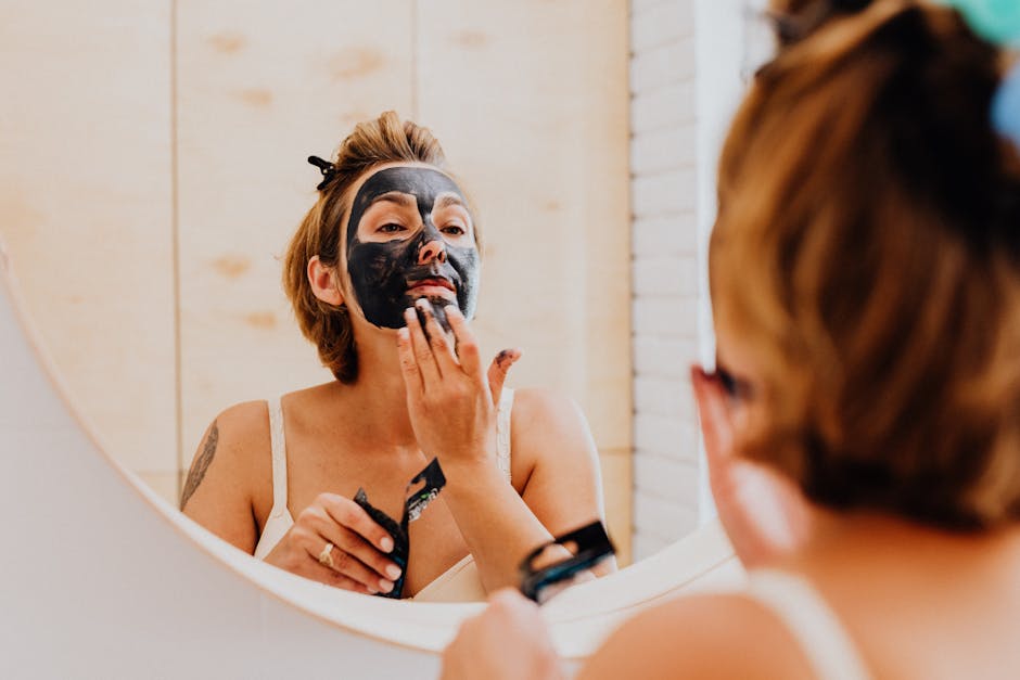 Bubble Mask : le masque effervescent venu de Corée qui transforme votre routine beauté woman rinsing face after mask skincare bathroom mirror