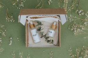 Huiles visage et corps : guide complet pour choisir et utiliser les huiles de soin natural plant based face body oils skincare flat lay green botanical