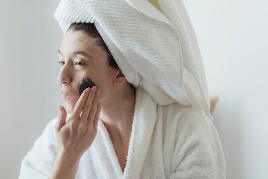 Le multimasking : comment personnaliser votre routine masque selon les zones du visage woman applying different face masks skincare routine zones