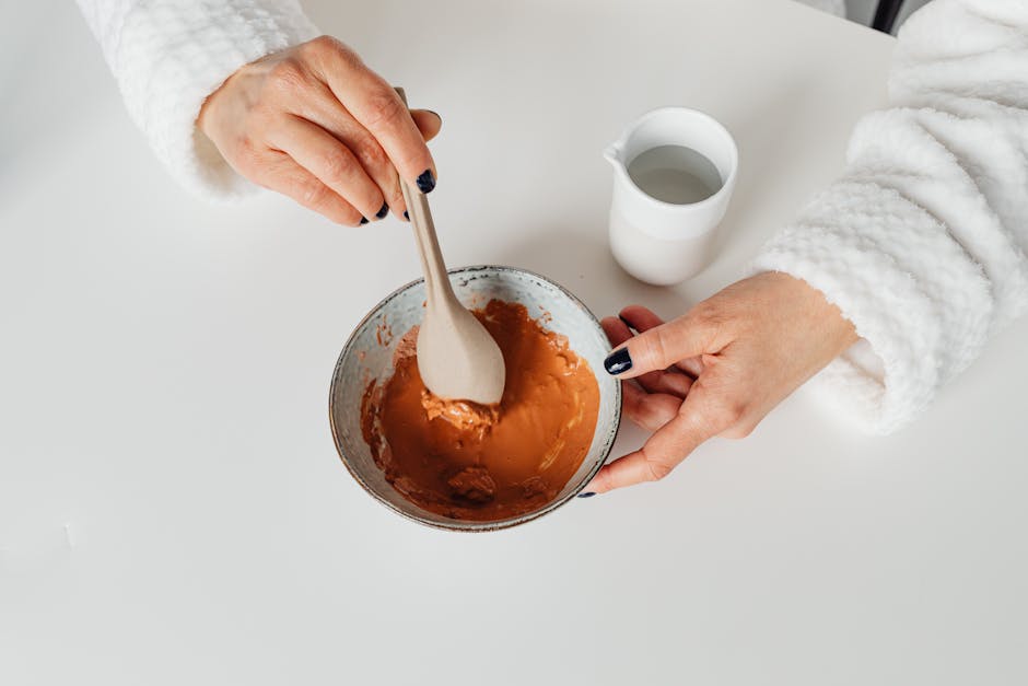 Le multimasking : comment personnaliser votre routine masque selon les zones du visage clay mask argile texture natural ingredients skincare flatlay