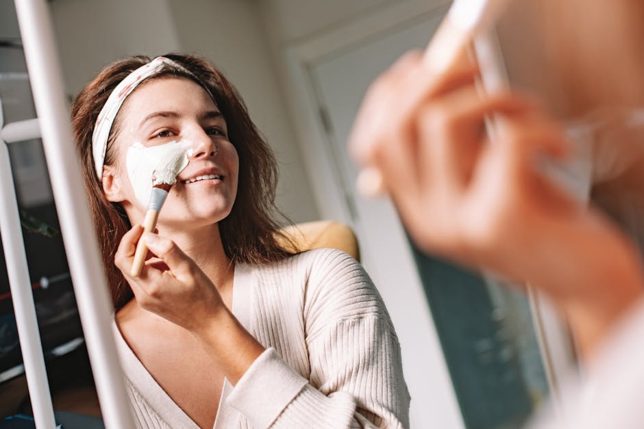 Le multimasking : comment personnaliser votre routine masque selon les zones du visage skincare brush applying mask precision zones face tools