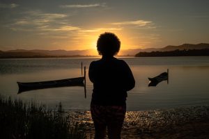 Early Morning : se lever tôt change-t-il vraiment votre vie ? early morning sunrise woman wellness peaceful outdoor landscape