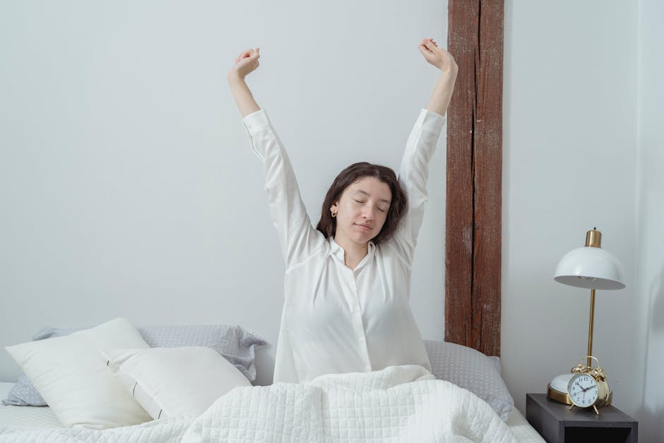 Early Morning : se lever tôt change-t-il vraiment votre vie ? woman waking up early morning sunrise window peaceful