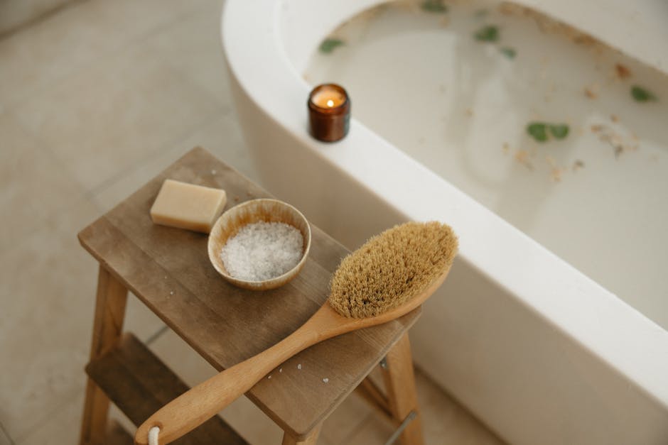 Hygge et beauté : comment créer une routine bien-être inspirée de l'art de vivre scandinave cozy bathroom with candles warm light and natural skincare products