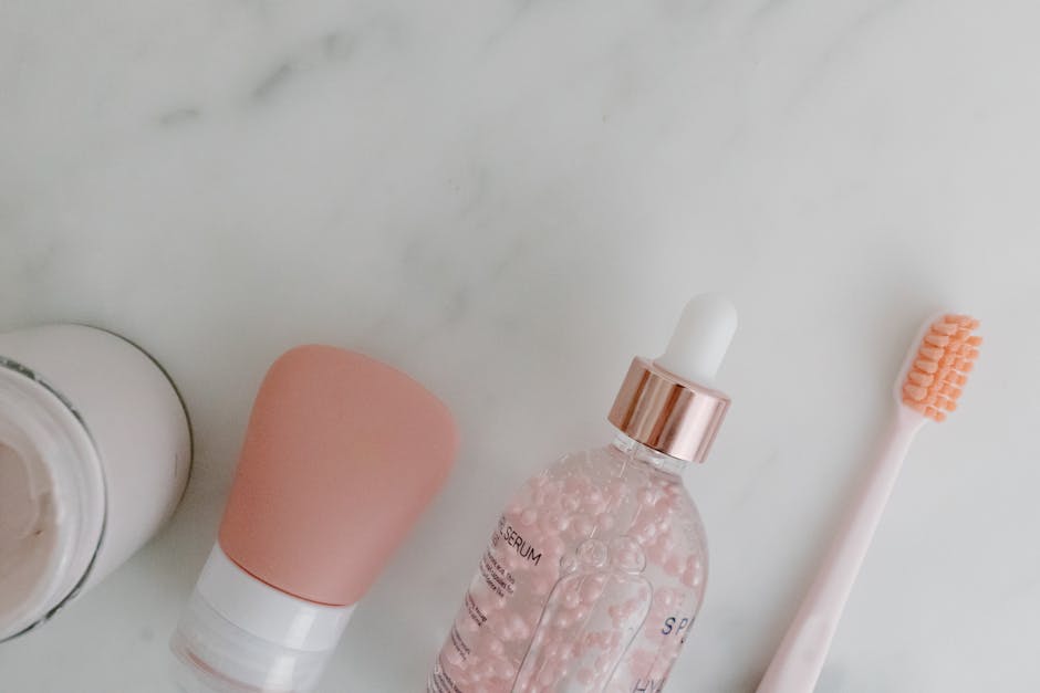No make-up : la tendance du visage nu est-elle faite pour vous ? skincare products cleanser moisturizer serum on marble bathroom counter