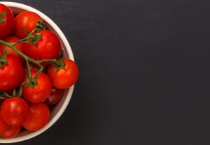 La tomate en cosmétique maison : 3 masques visage hydratant, anti-âge et purifiant fresh tomatoes natural beauty skincare ingredients landscape