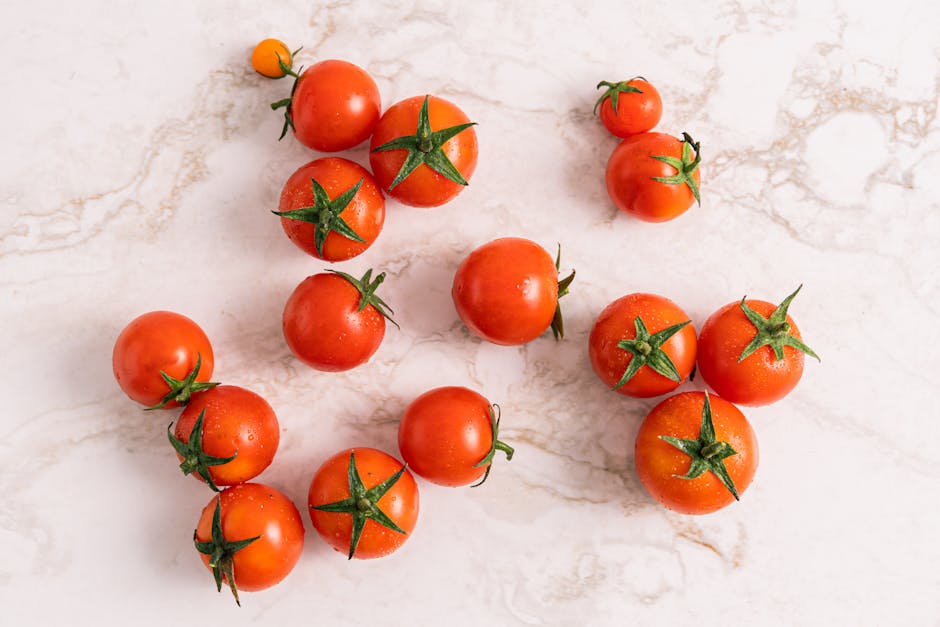 La tomate en cosmétique maison : 3 masques visage hydratant, anti-âge et purifiant fresh ripe tomatoes skincare ingredients white marble