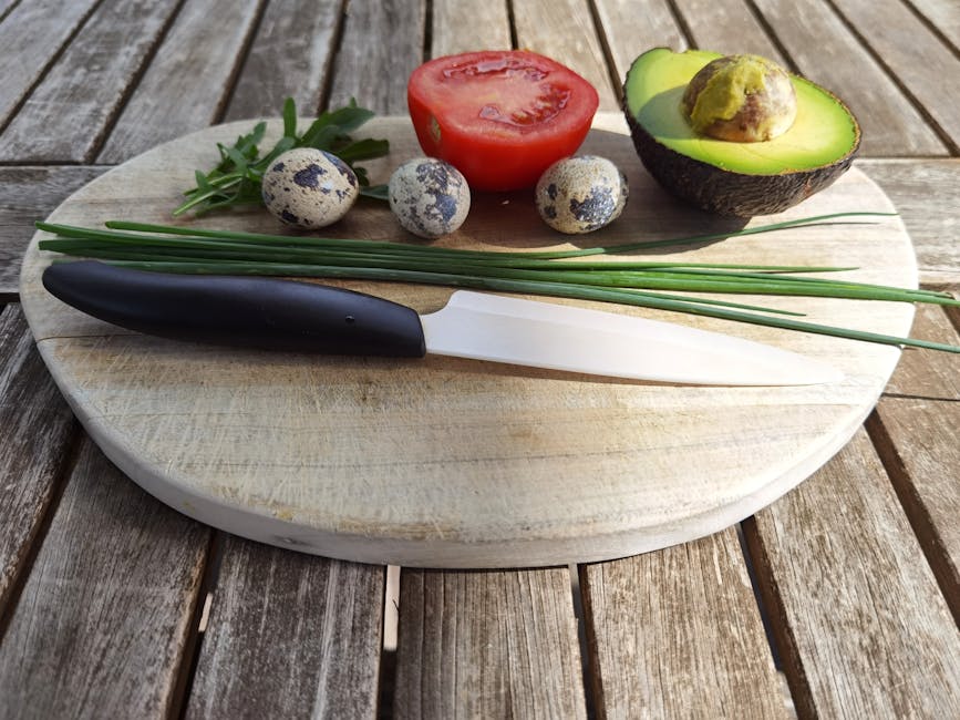 La tomate en cosmétique maison : 3 masques visage hydratant, anti-âge et purifiant green avocado halved tomatoes wooden surface
