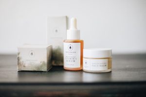 Vitamine A et peau : le guide complet pour comprendre ses bienfaits anti-âge et antioxydants vitamin A skincare retinol serum with vegetables beauty landscape