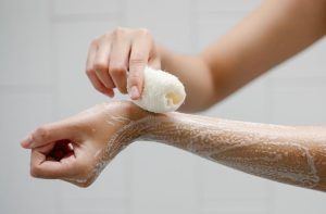 Gommage corps : bienfaits, méthodes et fréquence idéale selon votre peau woman body scrub exfoliation spa bathroom glowing skin landscape
