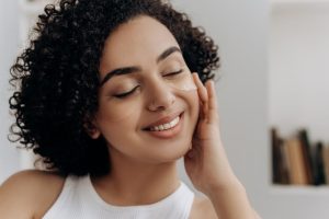 Soin contour des yeux : comment choisir la bonne formule pour un regard rajeuni woman radiant eye area skincare close up natural light fresh look landscape