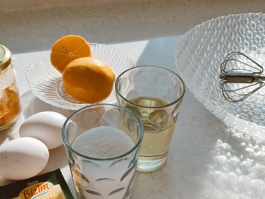 Citron et peau : bienfaits, utilisations et précautions à connaître glass bowl with lemon juice clay honey natural skincare ingredients