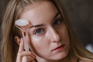 Ride du lion : comprendre ses causes et les soins pour l'atténuer woman close-up face forehead anti-aging skincare routine natural light
