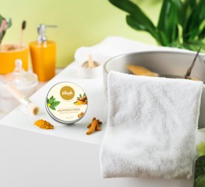 Curcuma et peau : bienfaits, propriétés anti-âge et masque maison turmeric powder and root with natural skincare ingredients landscape