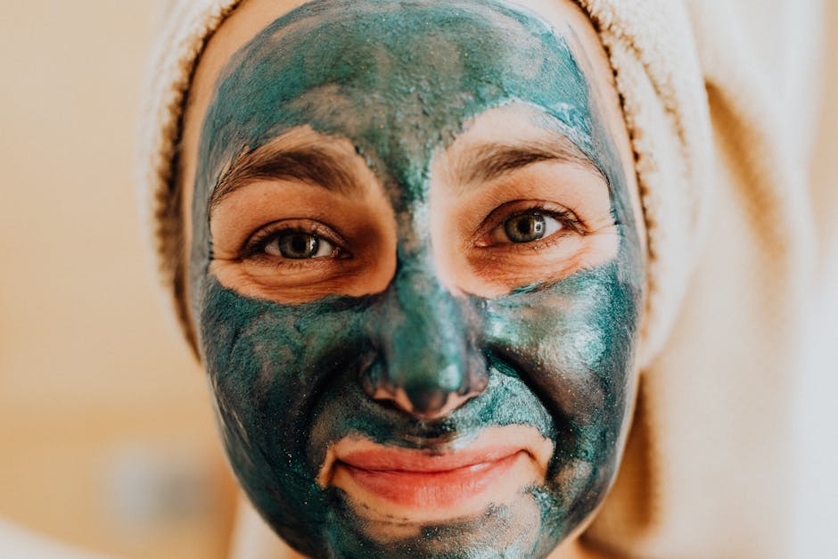 Curcuma et peau : bienfaits, propriétés anti-âge et masque maison woman rinsing face after green natural mask glowing skin