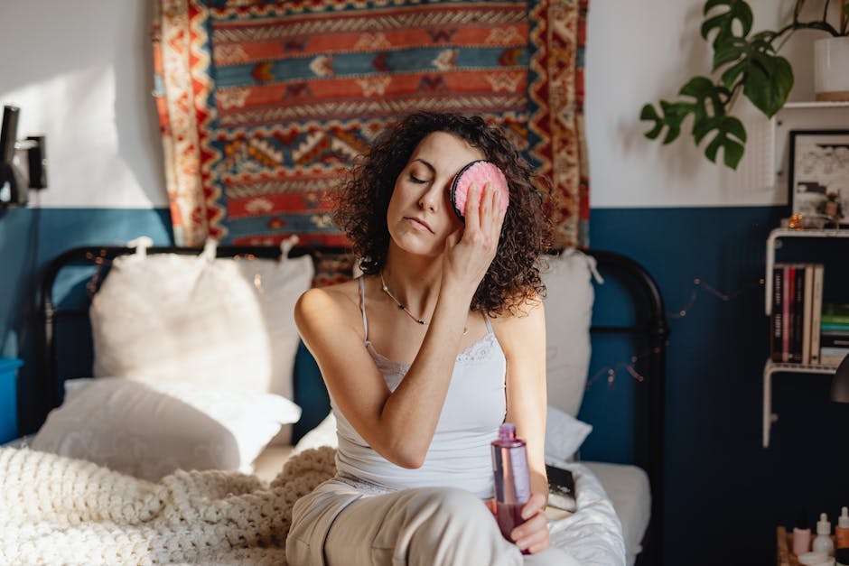 Prendre soin de sa peau à 20 ans : pourquoi le démaquillage est la base de tout gentle makeup removal micellar water cotton pad evening