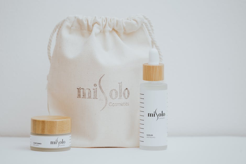 Prendre soin de sa peau à 20 ans : pourquoi le démaquillage est la base de tout lightweight moisturizer serum skincare products white background