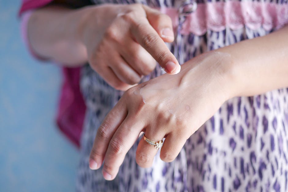 Prendre soin de sa peau à 20 ans : pourquoi le démaquillage est la base de tout woman applying eye cream ring finger morning skincare
