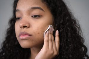 Démaquillant waterproof : pourquoi il devient indispensable en été waterproof makeup remover summer skincare routine travel beauty landscape