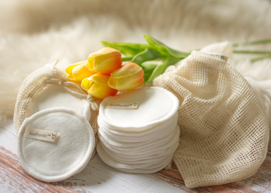 Démaquillant waterproof : pourquoi il devient indispensable en été cotton pad makeup removal eye area gentle skincare close up
