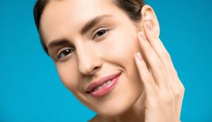Le teint dewy : comment obtenir un éclat frais et naturel à tout âge woman radiant glowing dewy skin natural makeup fresh face landscape
