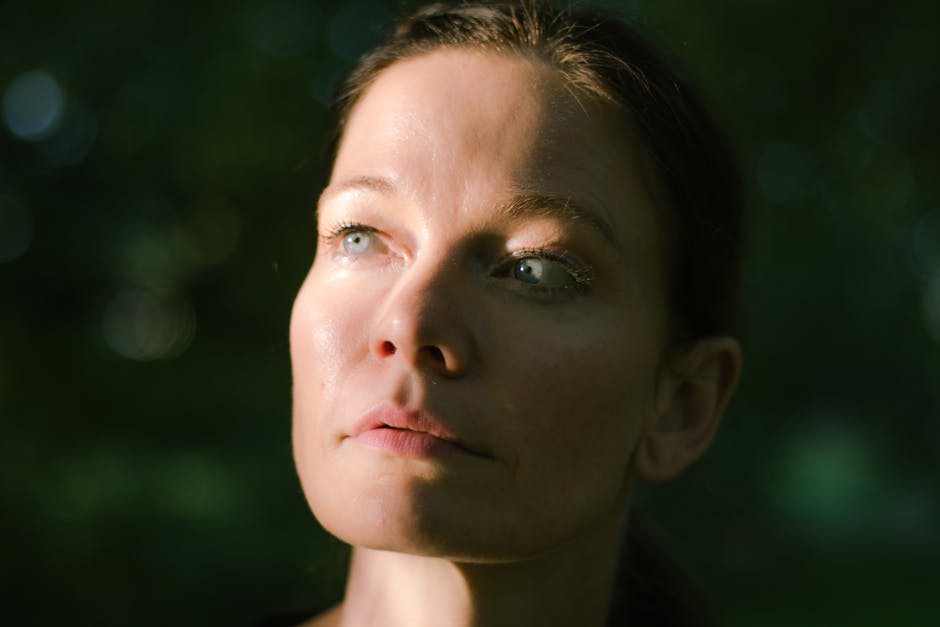 Le teint dewy : comment obtenir un éclat frais et naturel à tout âge woman glowing dewy fresh skin close up portrait natural light